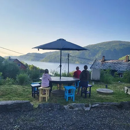 Bo Landlig, Sentralt Utenfor Campsite Bergen