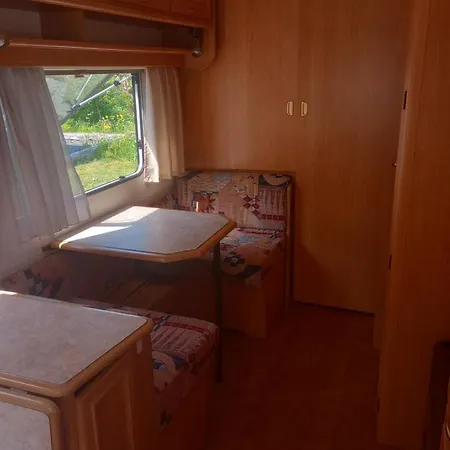 Bo Landlig, Sentralt Utenfor Campsite *