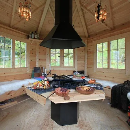 Bo Landlig, Sentralt Utenfor